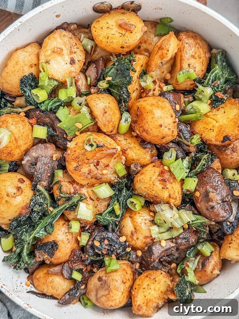 Skillet Potatoes with Kale and Mushrooms 4 Potatoes, Kale and Mushrooms Skillet