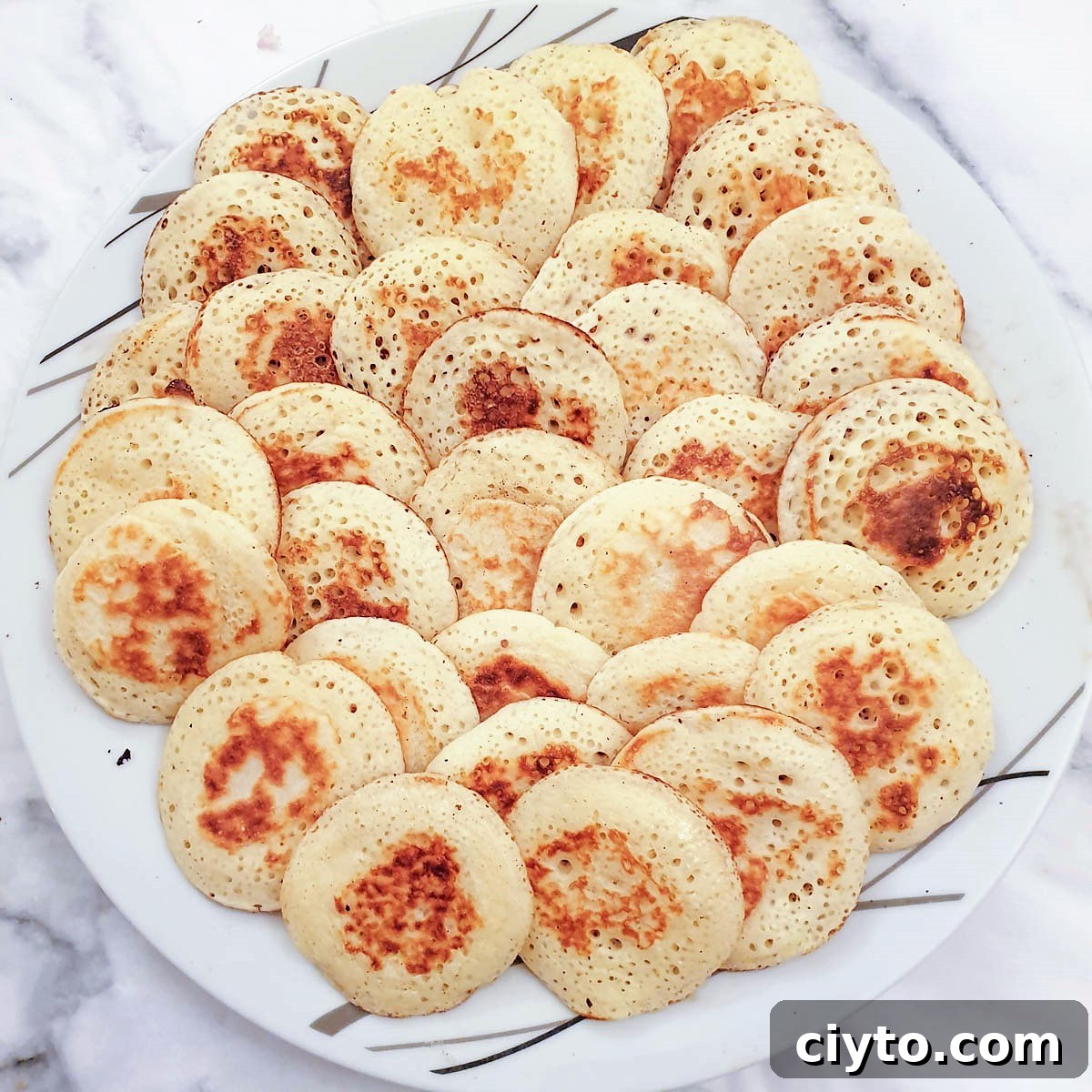 A plate of freshly made blinis.