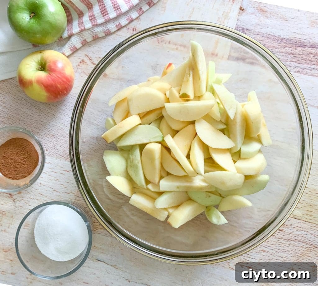 The ingredients you will need for the filling: Apples, cinnamon and sugar