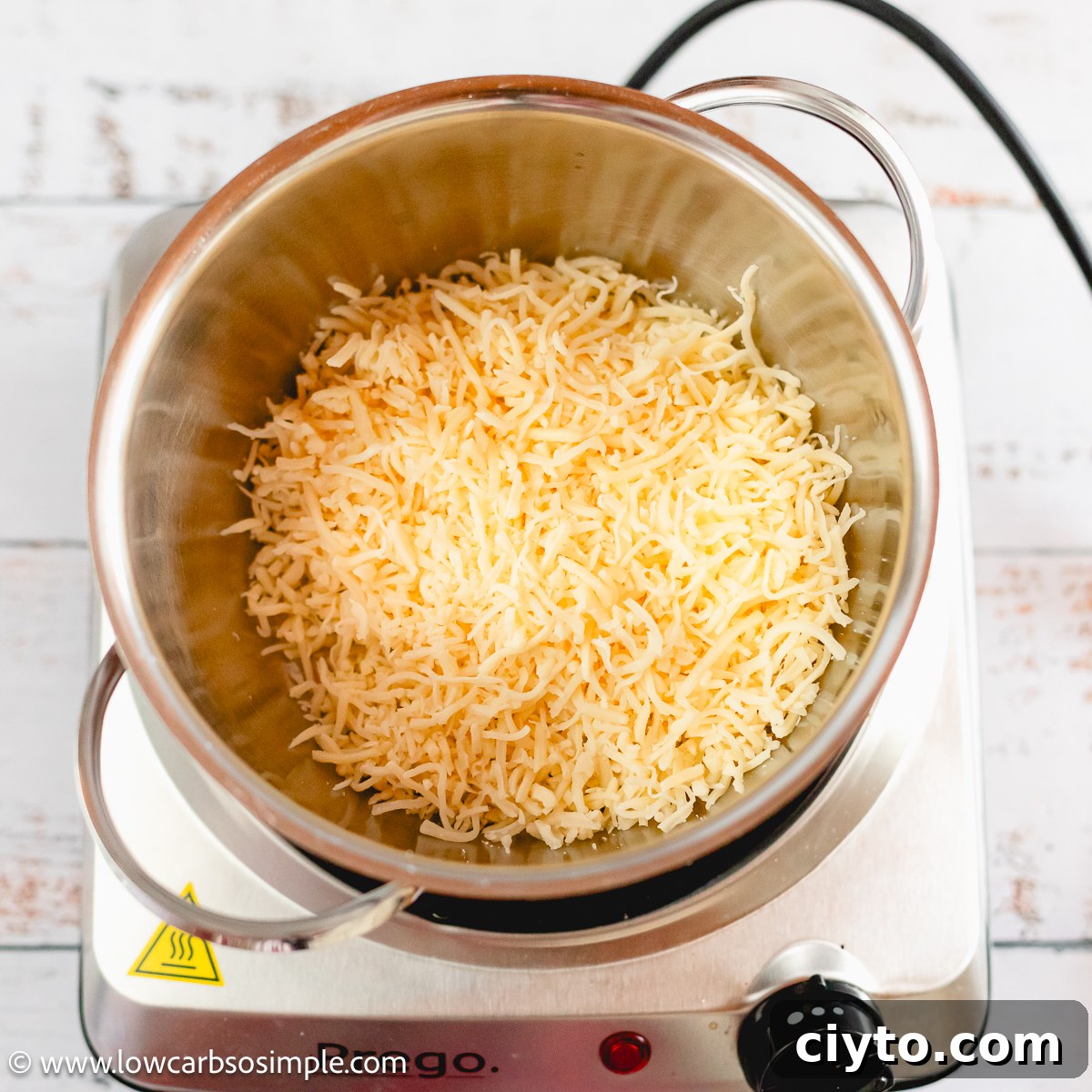 Mozzarella in a Saucepan | Low-Carb, So Simple