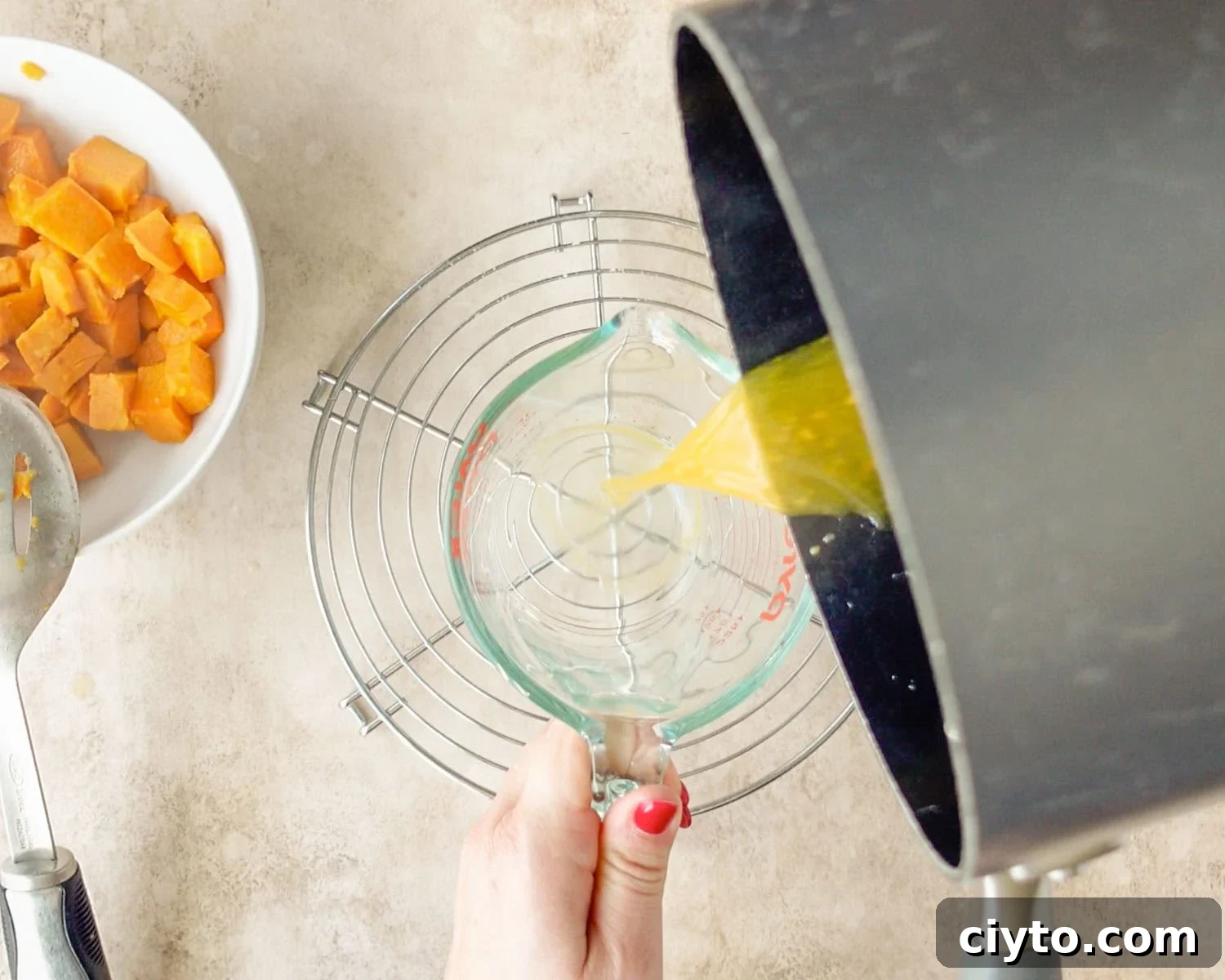 Pour remaniant cooking liquid into a measuring cup.