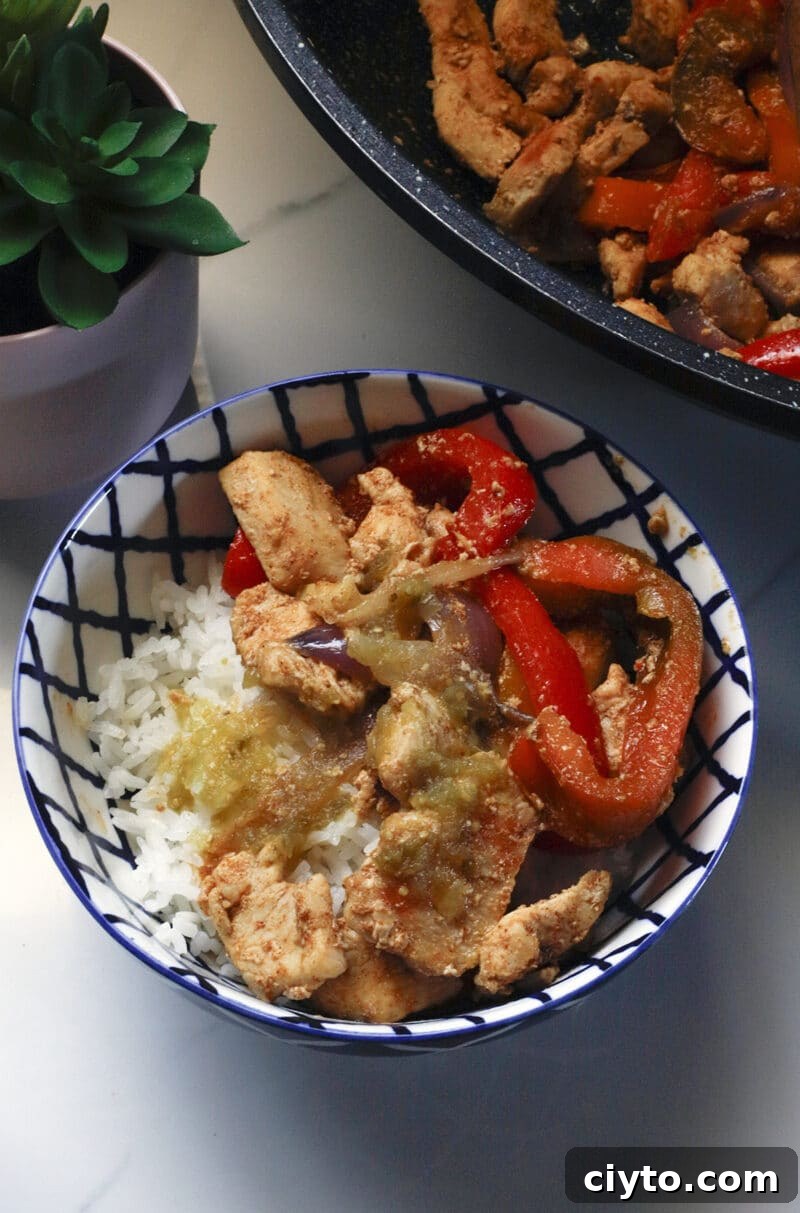 Fajita rice bowl with seasoned chicken and veggies