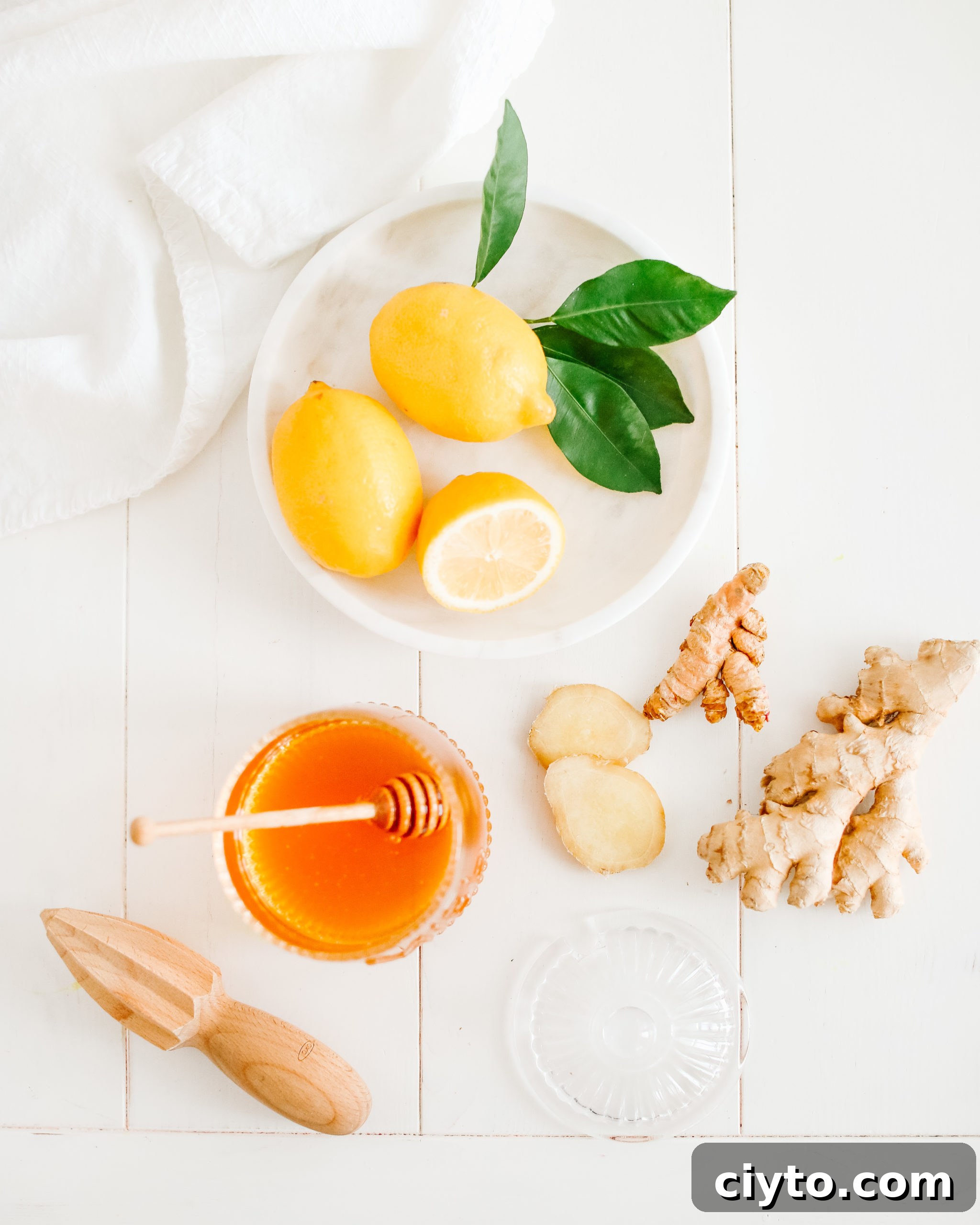 Golden turmeric tonic to help sooth the common cold