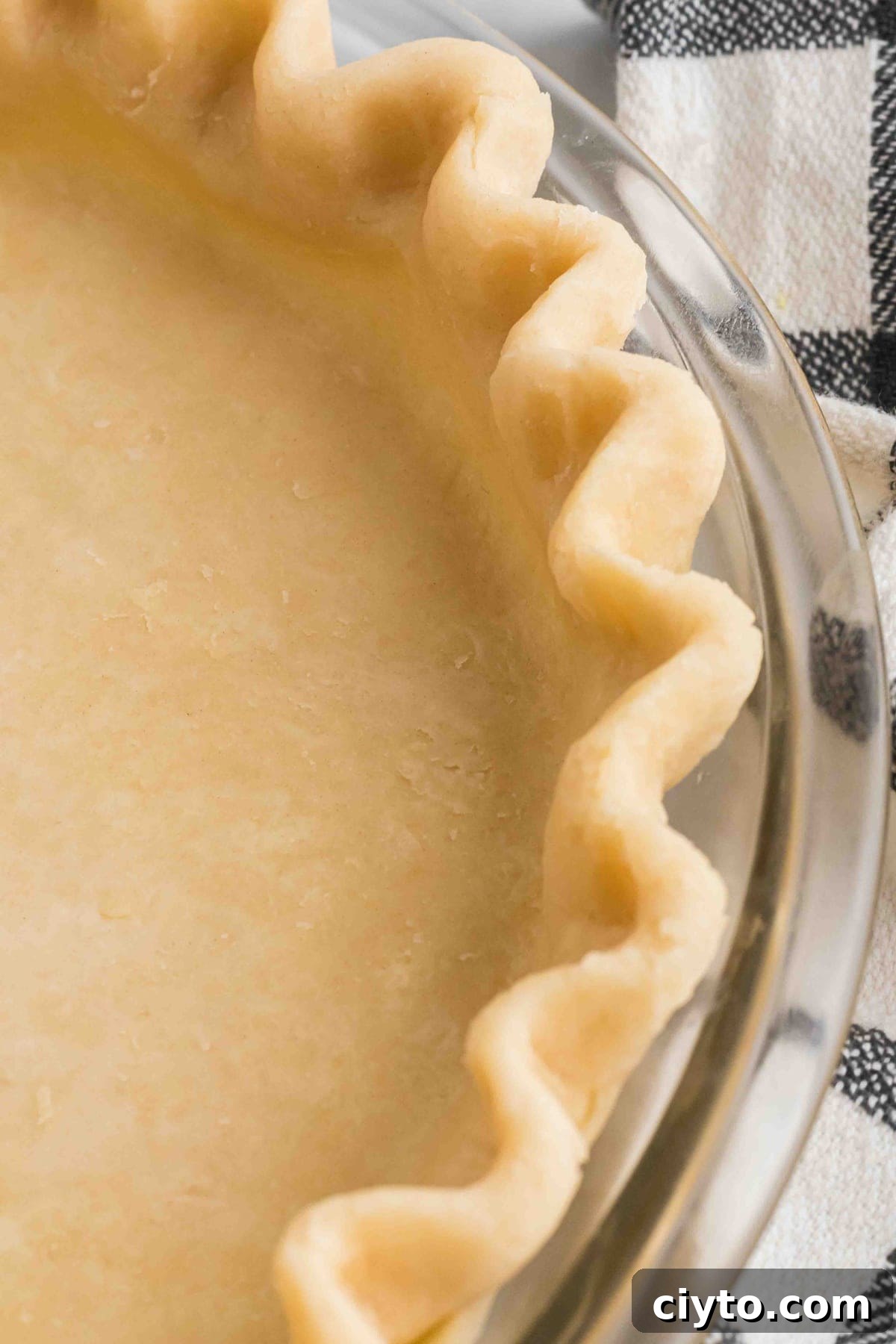 Close up at the edges of the pie crust